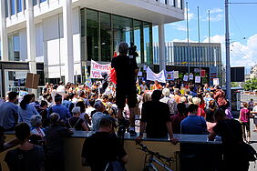 Proteste gegen die Schliessung von "Le Matin" vor der "Tour Edipresse" in Lausanne am 4.7.2018. Bild: uth/impressum.